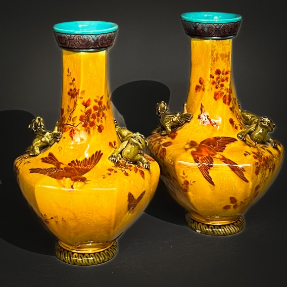 Paire de vases torsadés décor japonisant signés Th